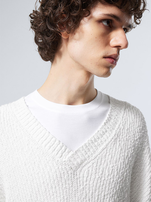 Изготовленный на заказ мужской свитер FNJIA с V-образным вырезом