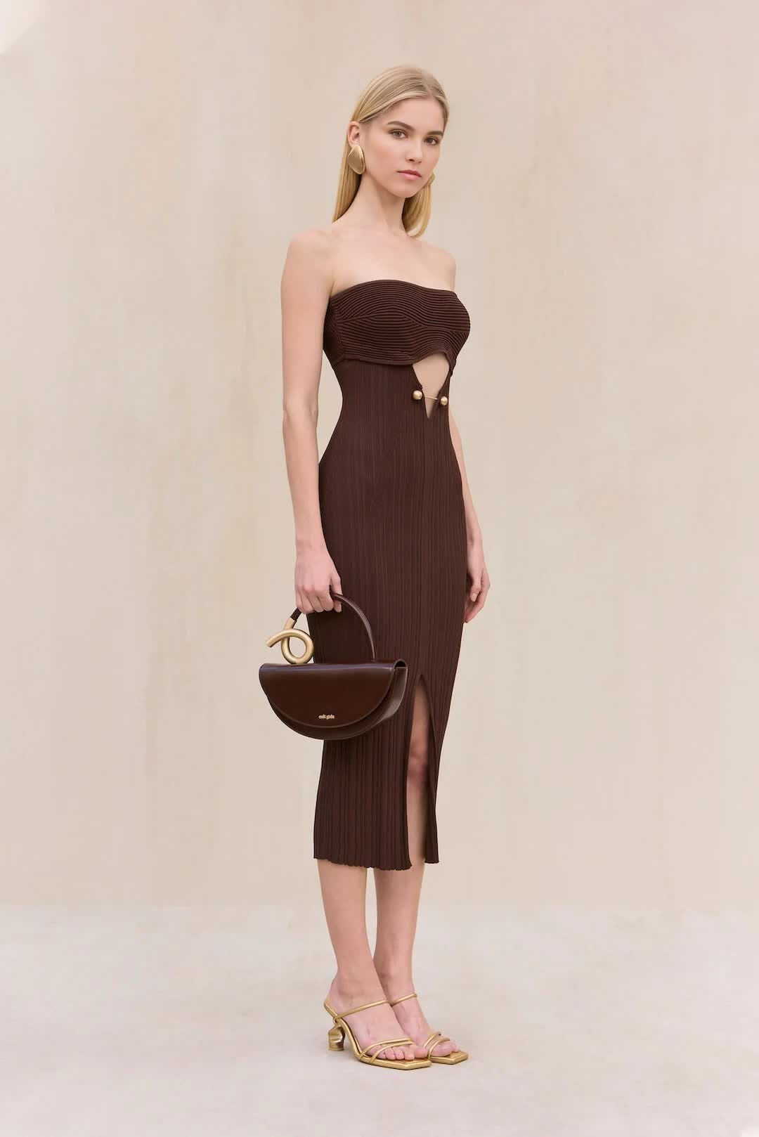 Сшитое на заказ облегающее платье с вырезом без бретелек