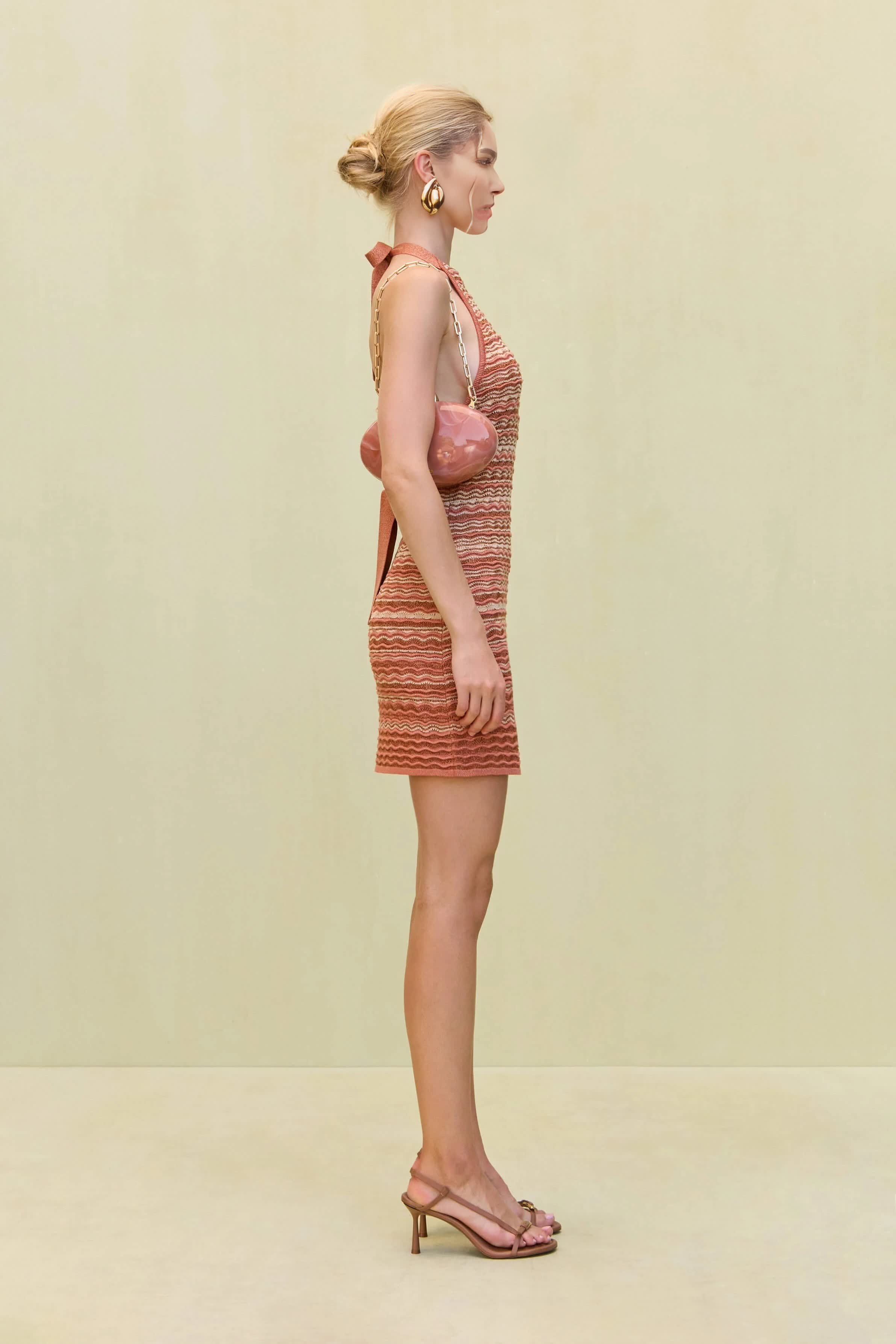 Индивидуальное сексуальное платье в полоску с открытой спиной