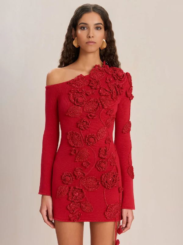 Потрясающее красное трикотажное платье с открытыми плечами и цветочной вышивкой, украшенное 3D розами и кисточками - Длинные рукава, облегающий крой и шикарная женственность для элегантных вечеров