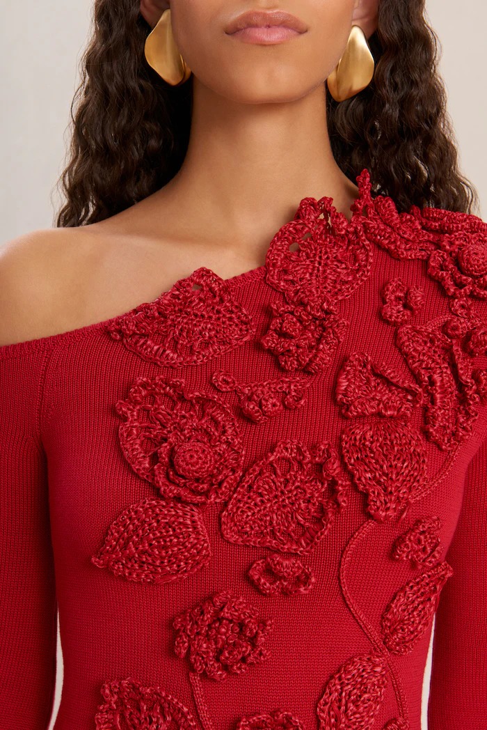 Потрясающее красное трикотажное платье с открытыми плечами и цветочной вышивкой, украшенное 3D розами и кисточками - Длинные рукава, облегающий крой и шикарная женственность для элегантных вечеров