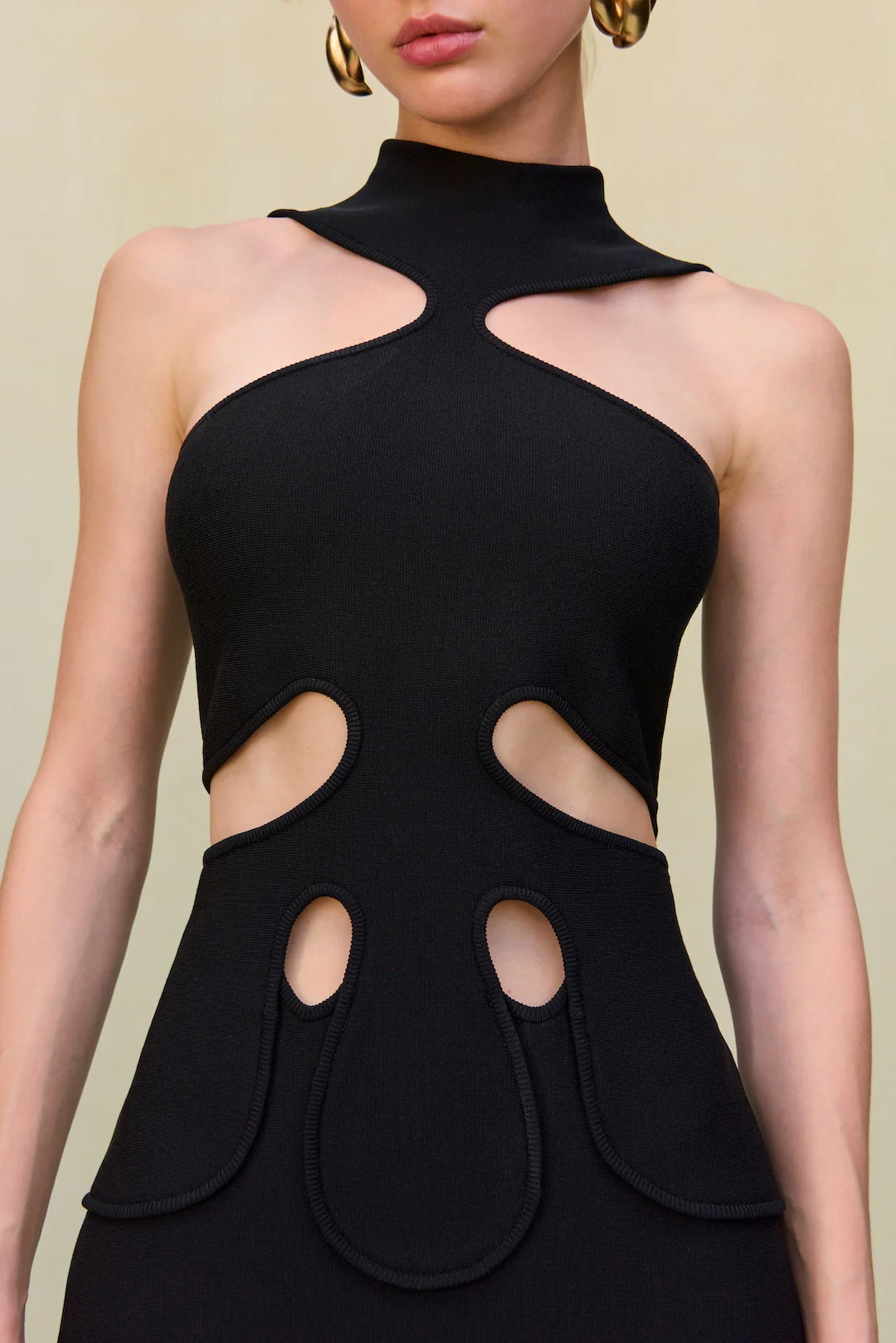 Черное трикотажное платье без рукавов с вырезами на плечах и нижней части тела, с воротником-стойкой, застежкой-молнией сзади, длиной выше колена, Шикарное для вечерней элегантности