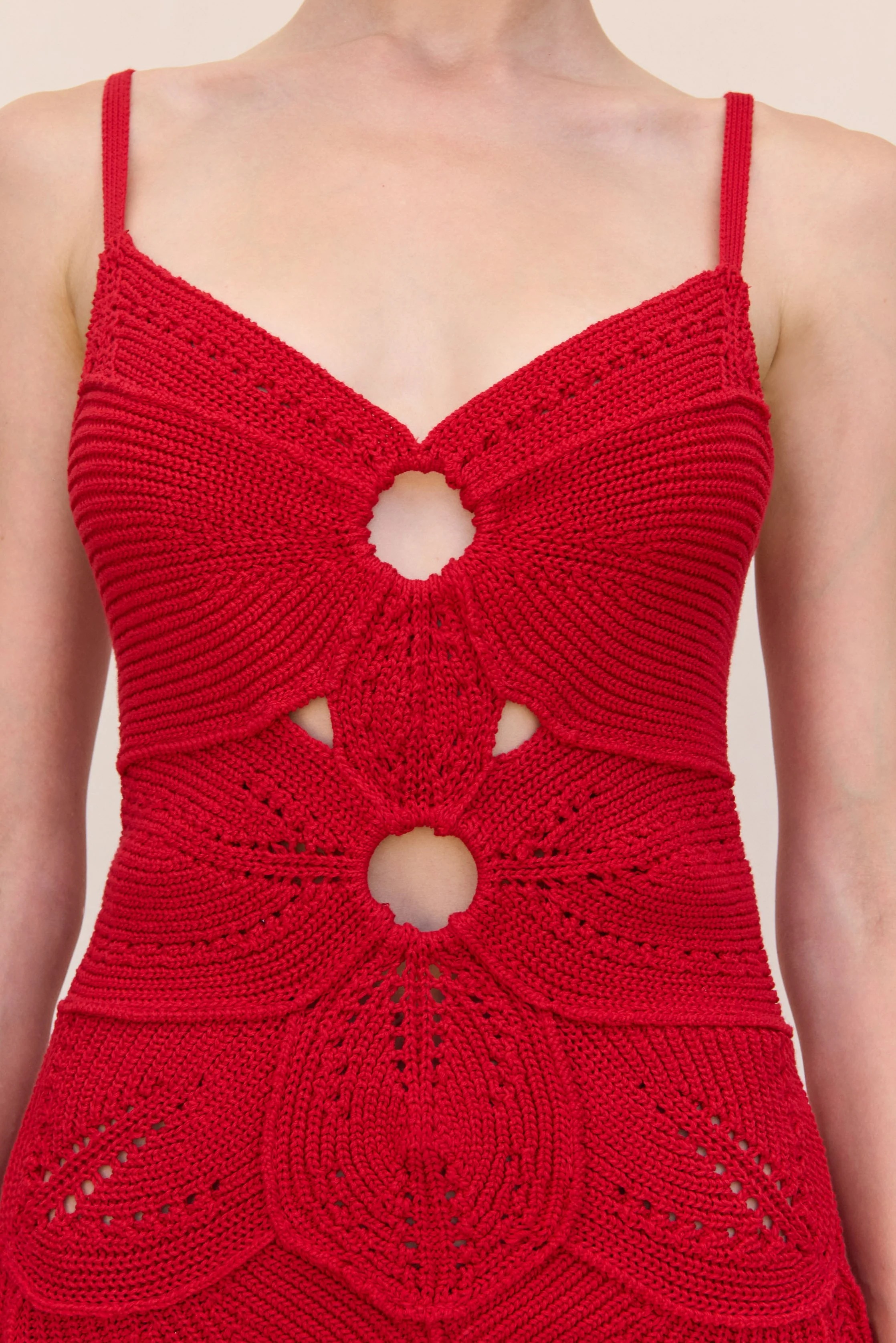 Короткое трикотажное платье красного цвета на бретельках с глубоким V-образным вырезом и спинкой с нежными полыми украшениями Мини-платья