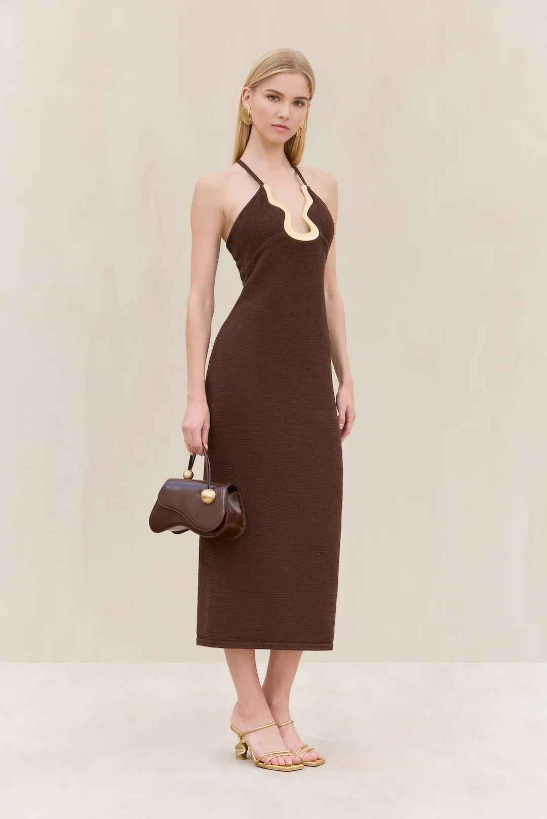 Коричневое трикотажное платье с открытыми плечами, перекрещивающимися крест-накрест, высокой талией, облегающим силуэтом на груди, длиной Миди, Элегантный фасон