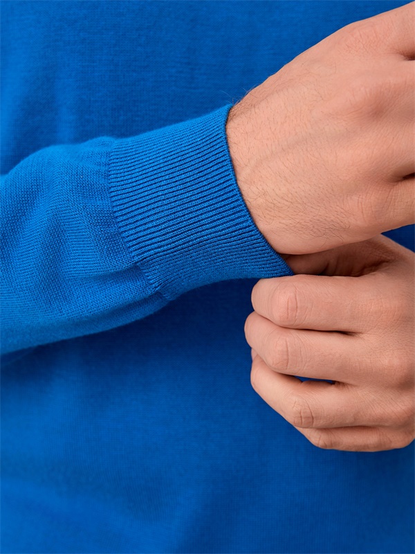 Изготовленный на заказ мужской свитер с застежкой-молнией до половины шеи