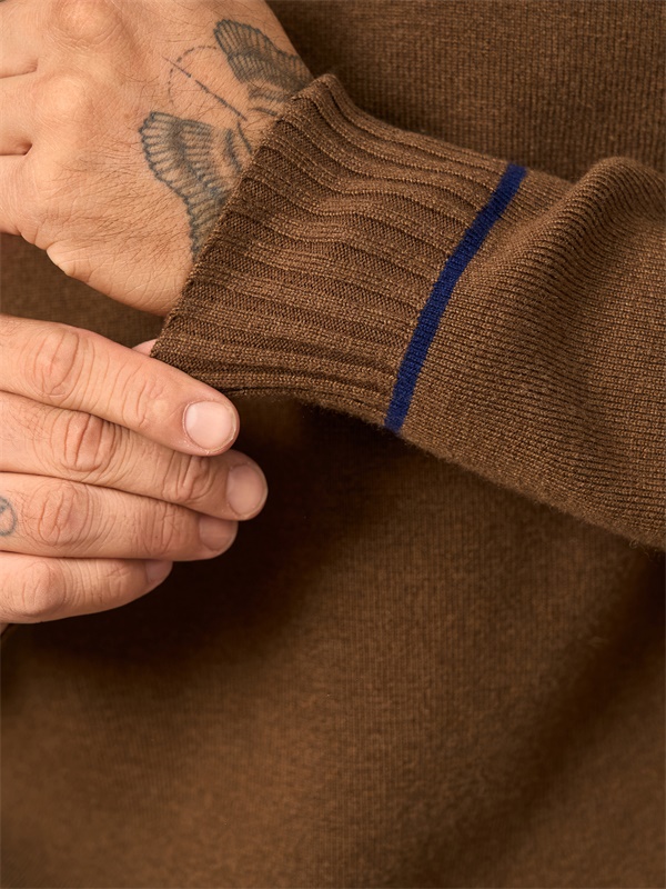 Мужской вязаный свитер-поло с асимметричным вырезом на пуговицах, выполненный на заказ