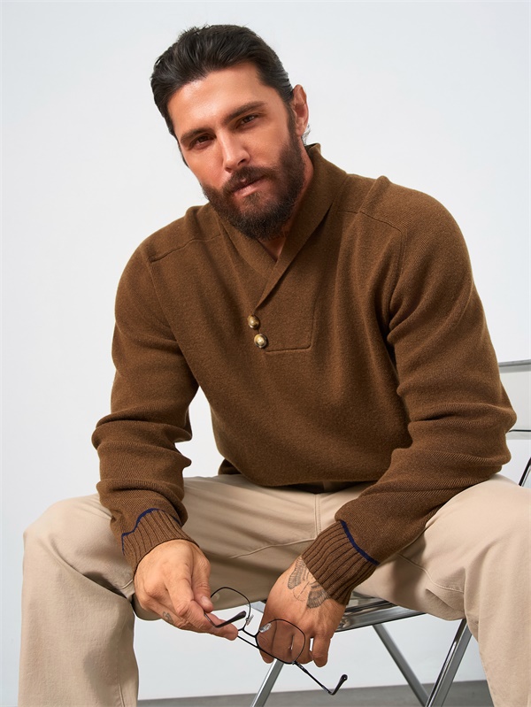 Мужской вязаный свитер-поло с асимметричным вырезом на пуговицах, выполненный на заказ