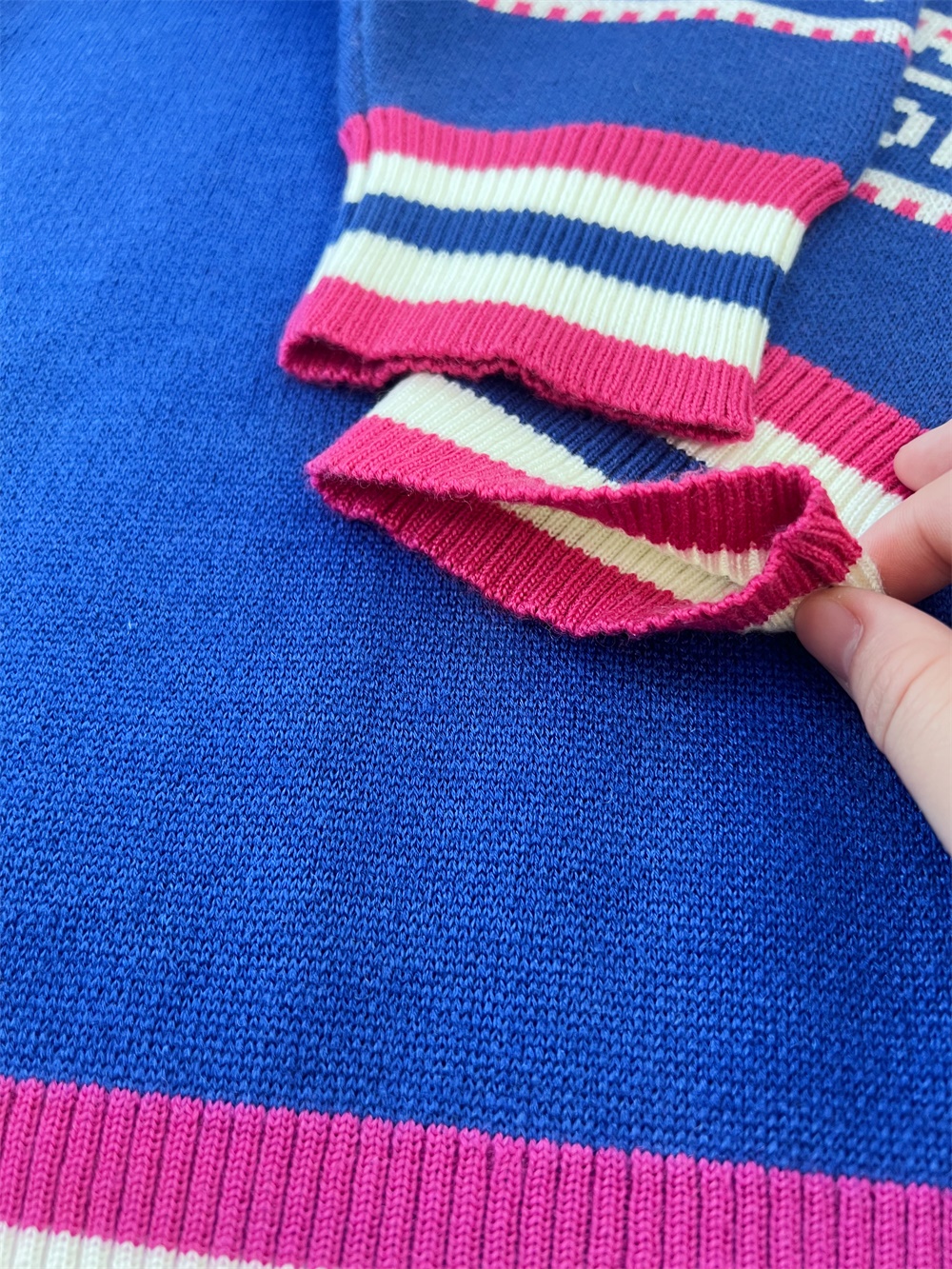 Изготовленный на заказ жаккардовый свитер с буквенным узором для женщин, рождественский джемпер