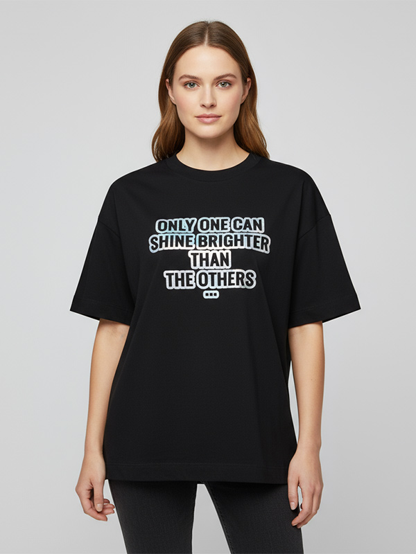 Изготовленная на заказ женская светоотражающая футболка с буквенным принтом и модным рисунком