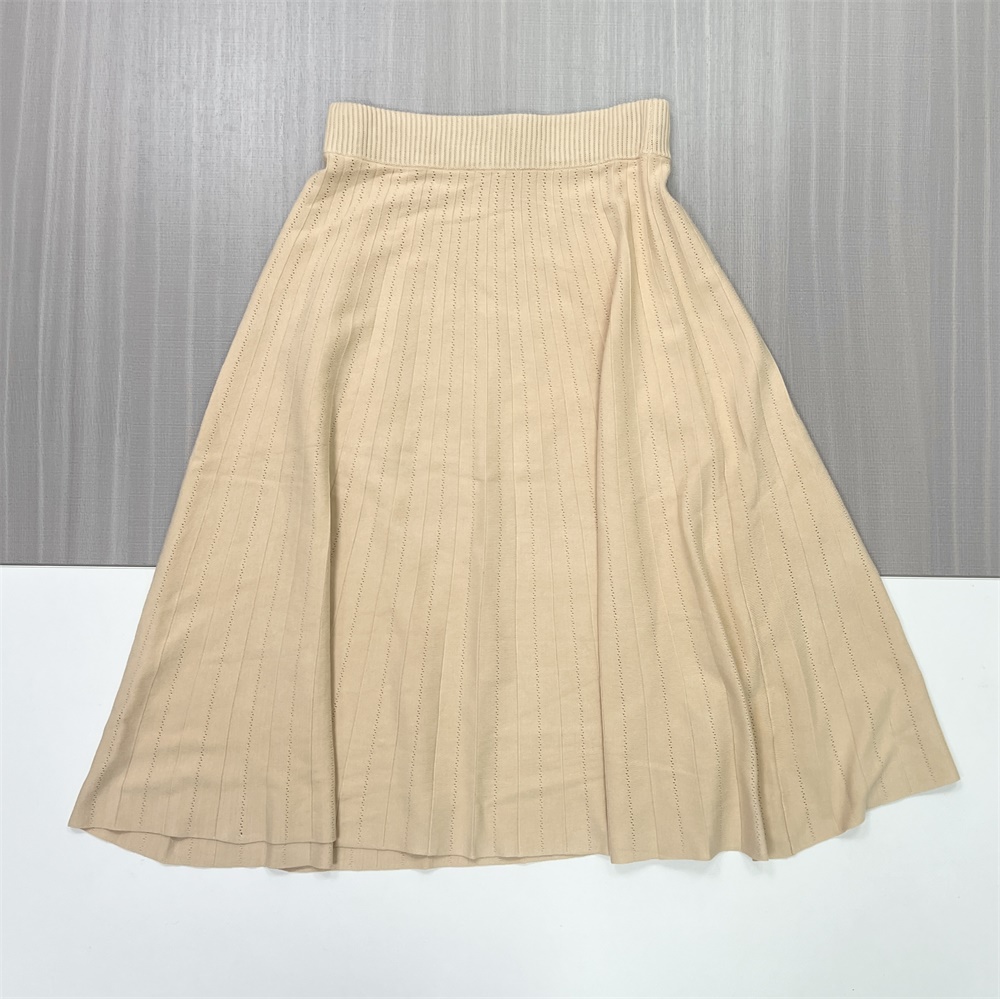 Женский вязаный комплект бежевого цвета на заказ: Топ с пышными рукавами и расклешенная юбка миди для придания элегантности