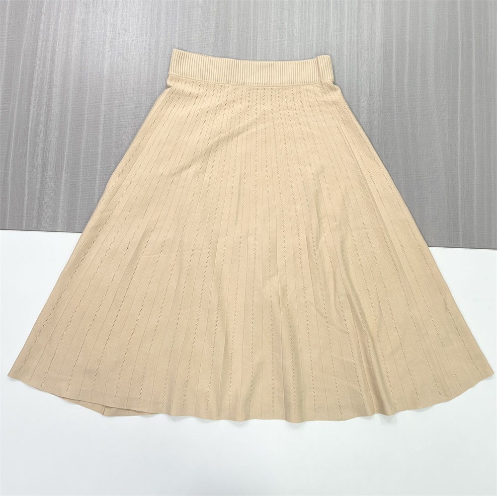 Женский вязаный комплект бежевого цвета на заказ: Топ с пышными рукавами и расклешенная юбка миди для придания элегантности