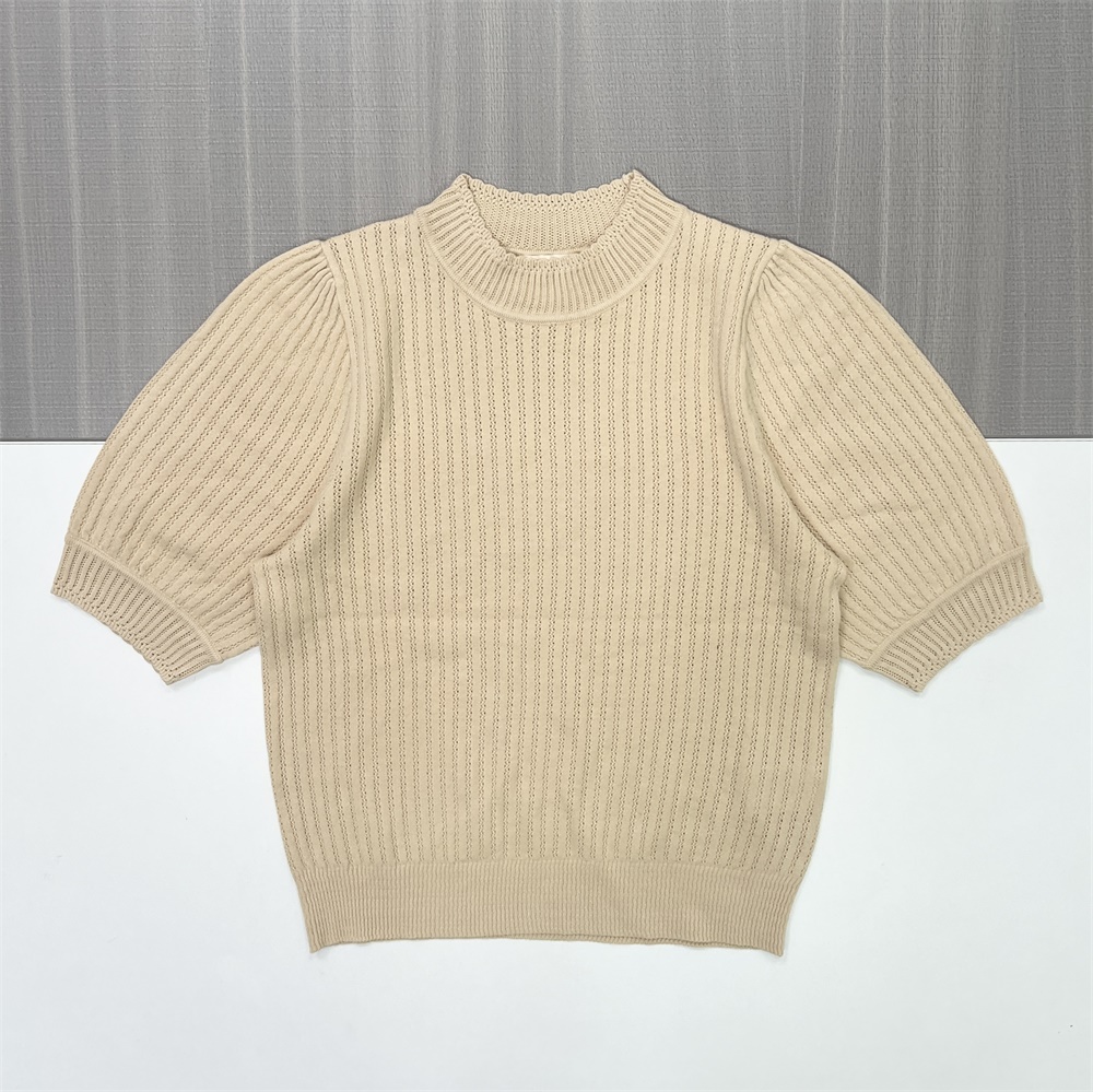 Женский вязаный комплект бежевого цвета на заказ: Топ с пышными рукавами и расклешенная юбка миди для придания элегантности