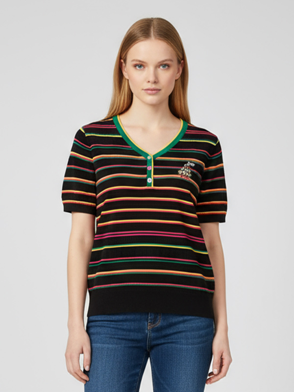 Вязаная футболка в разноцветную полоску на заказ: V-образный вырез, вышитая деталь, Короткий рукав