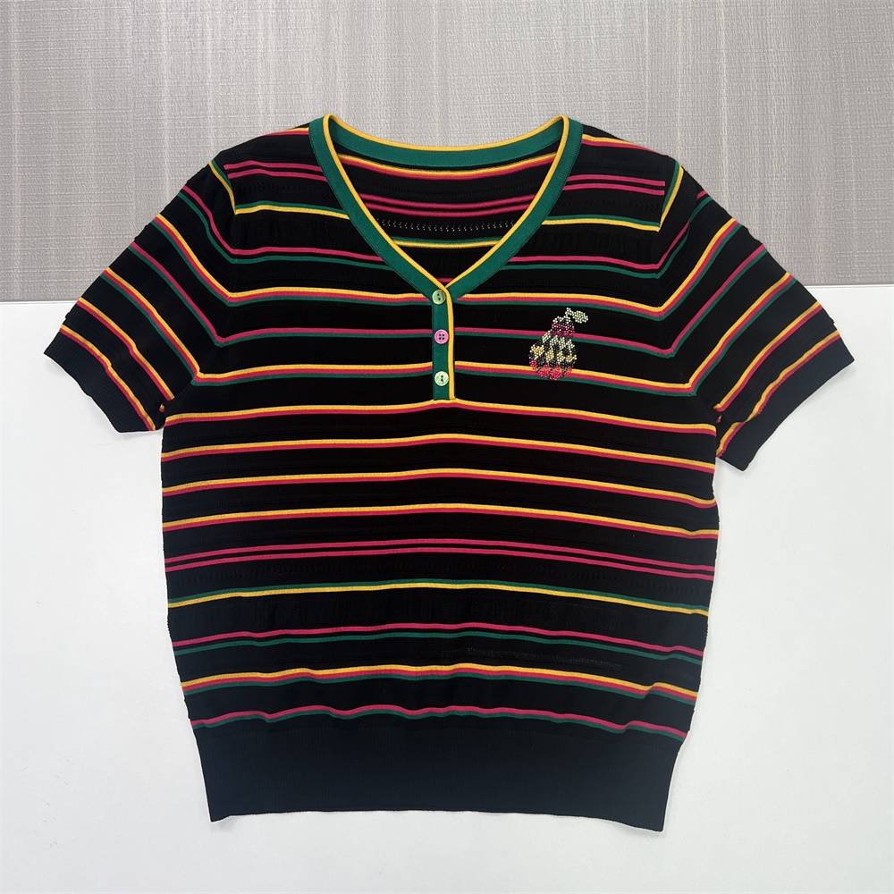 Вязаная футболка в разноцветную полоску на заказ: V-образный вырез, вышитая деталь, Короткий рукав