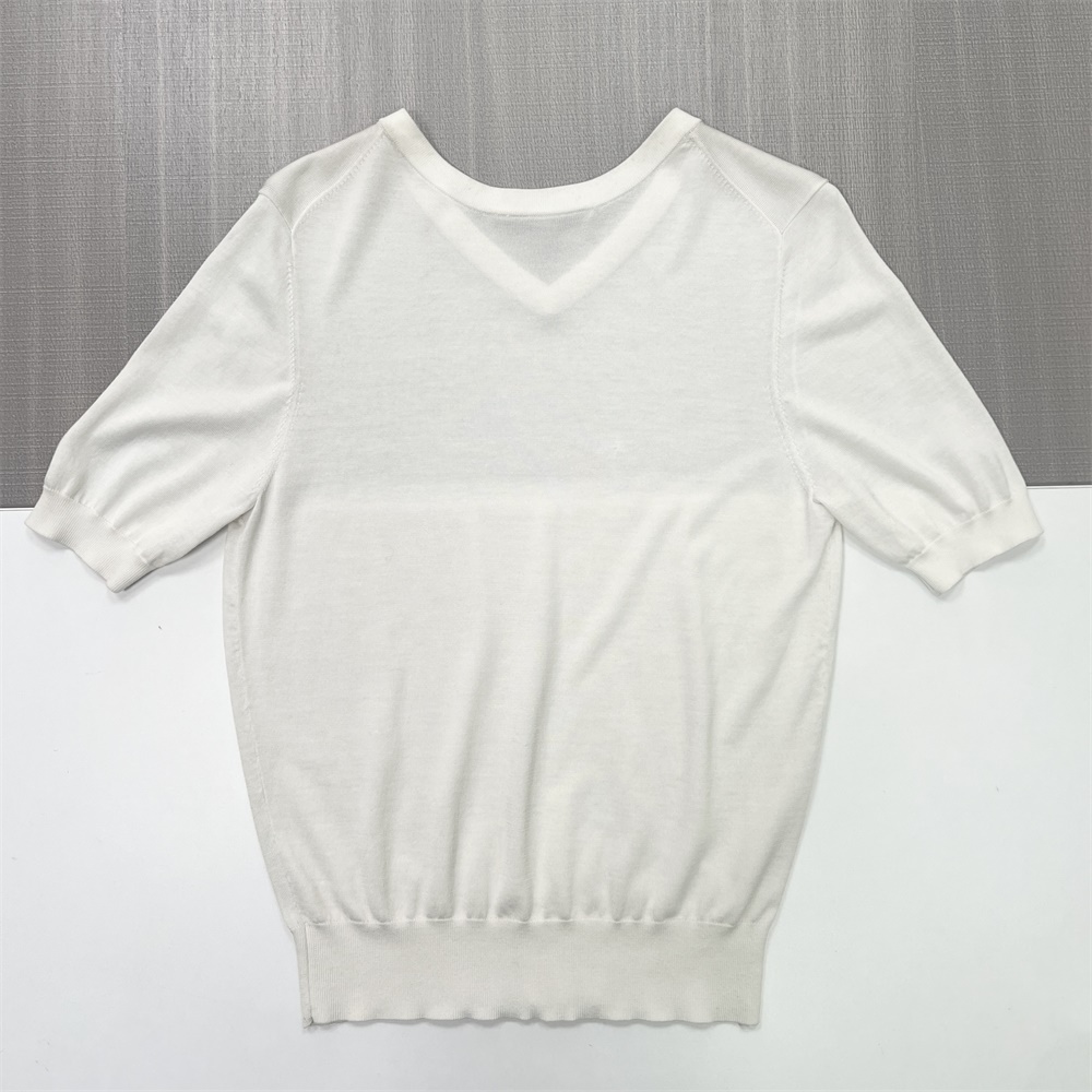 Изготовленная на заказ белая трикотажная футболка с V-образным вырезом: Пышный рукав, приталенный крой, Минималистичный дизайн