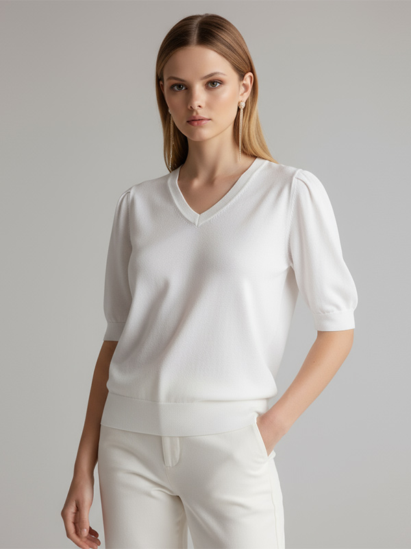 Изготовленная на заказ белая трикотажная футболка с V-образным вырезом: Пышный рукав, приталенный крой, Минималистичный дизайн