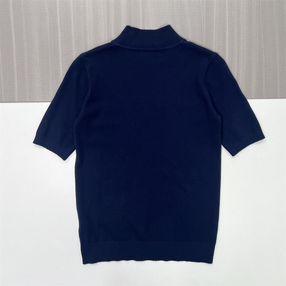 Трикотажная футболка с имитацией шеи: Короткий рукав, приталенный крой, Элегантный дизайн