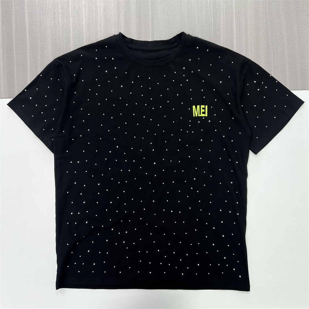 Настраиваемая трикотажная футболка с заклепками и графическим принтом: Круглый вырез, короткий рукав, острый дизайн