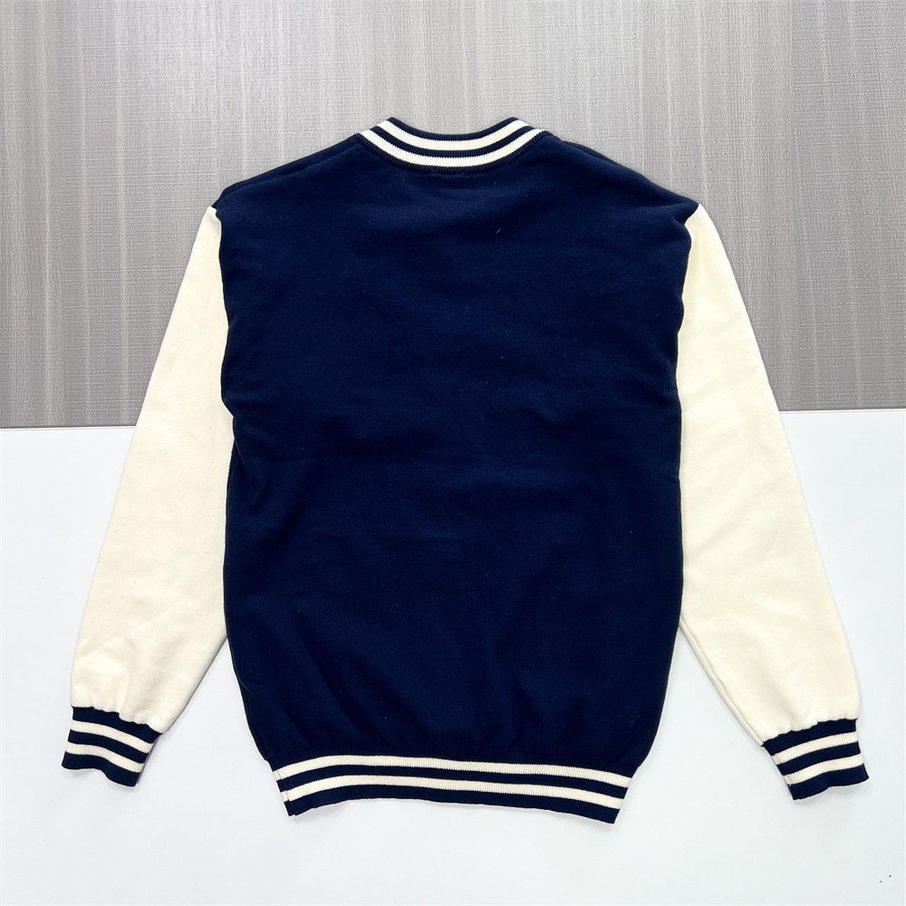 Мужская школьная куртка на заказ: Темно-синий и кремовый цвета, вышитый логотип, дизайн в стиле ретро-кэжуал