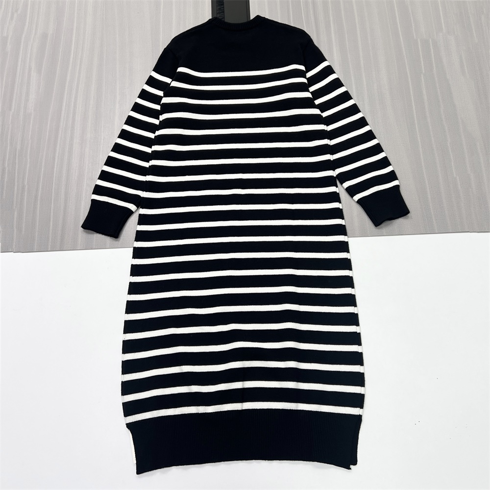 Женское трикотажное платье в черно-белую полоску, выполненное по индивидуальному заказу: с имитацией шеи, длиной миди, в стиле ретро-кэжуал