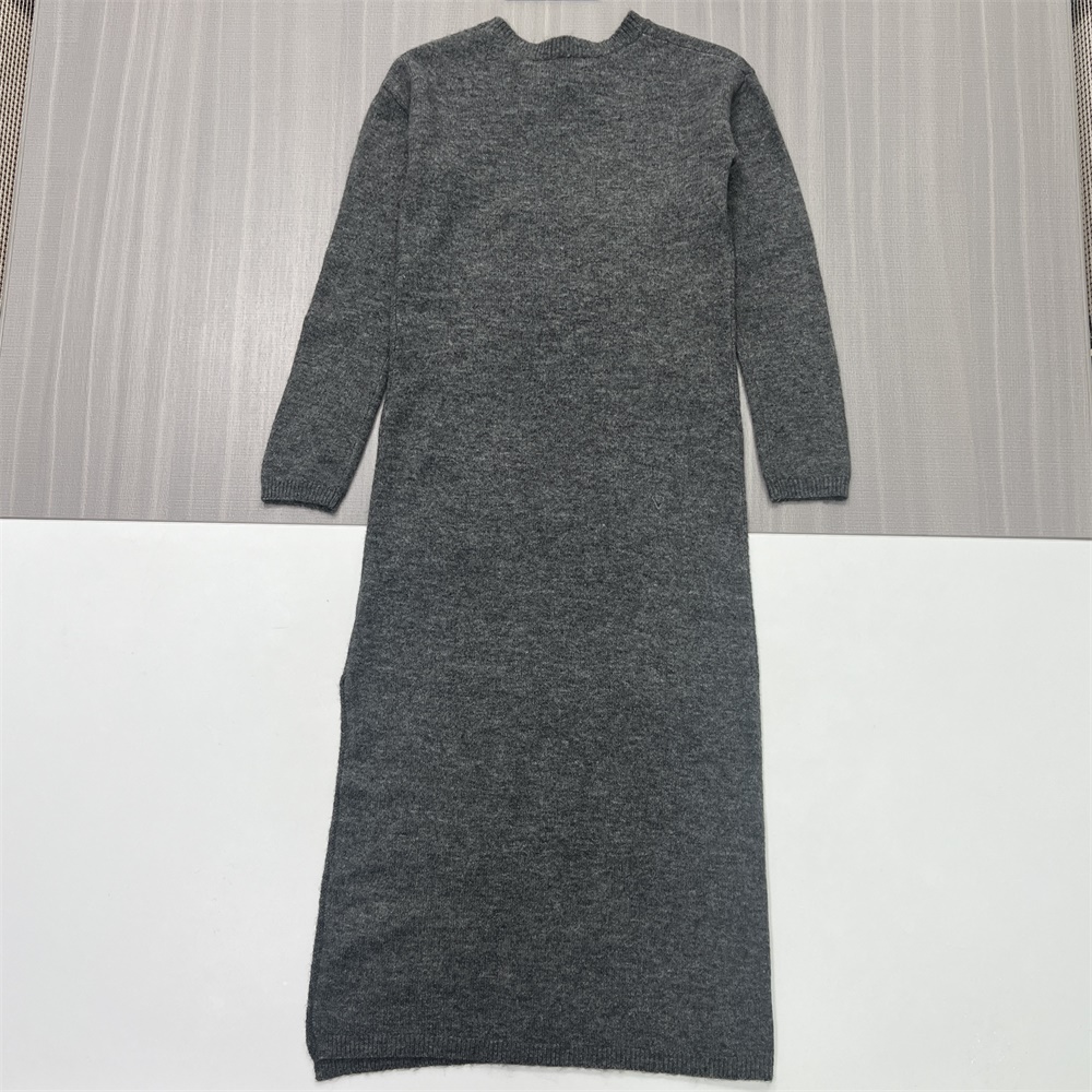 Женское серое трикотажное платье макси на заказ: круглый вырез горловины, разрез сзади, минималистичный повседневный дизайн