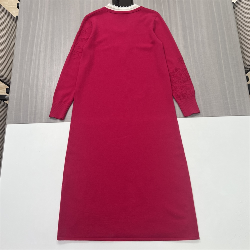 Женское красное трикотажное платье миди на заказ: Вышитый узор, V-образный вырез, элегантный дизайн