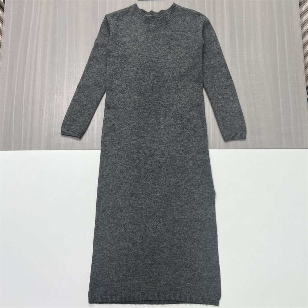 Женское серое трикотажное платье макси на заказ: круглый вырез горловины, разрез сзади, минималистичный повседневный дизайн