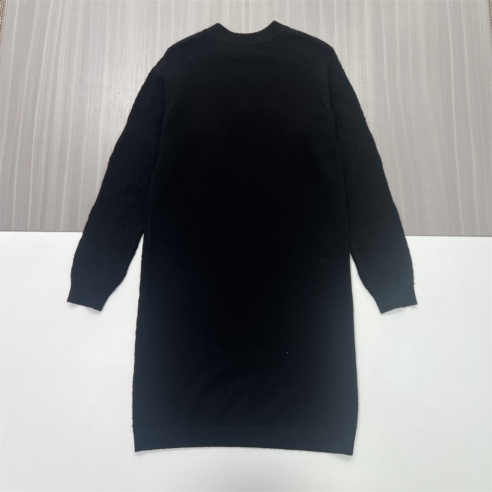 Женское черное платье из текстурированного трикотажа на заказ: Имитация шеи, свободный крой, современный повседневный дизайн