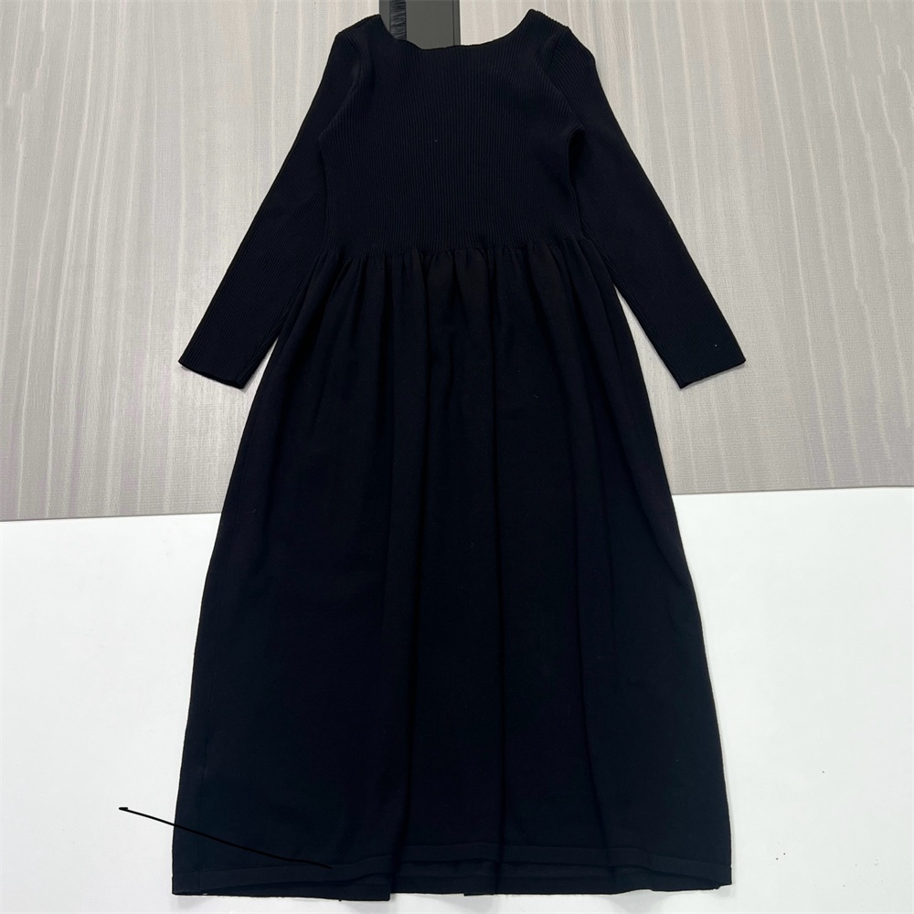 Женское черное двухцветное трикотажное платье макси: Длинный рукав, расклешенная юбка, современный повседневный дизайн