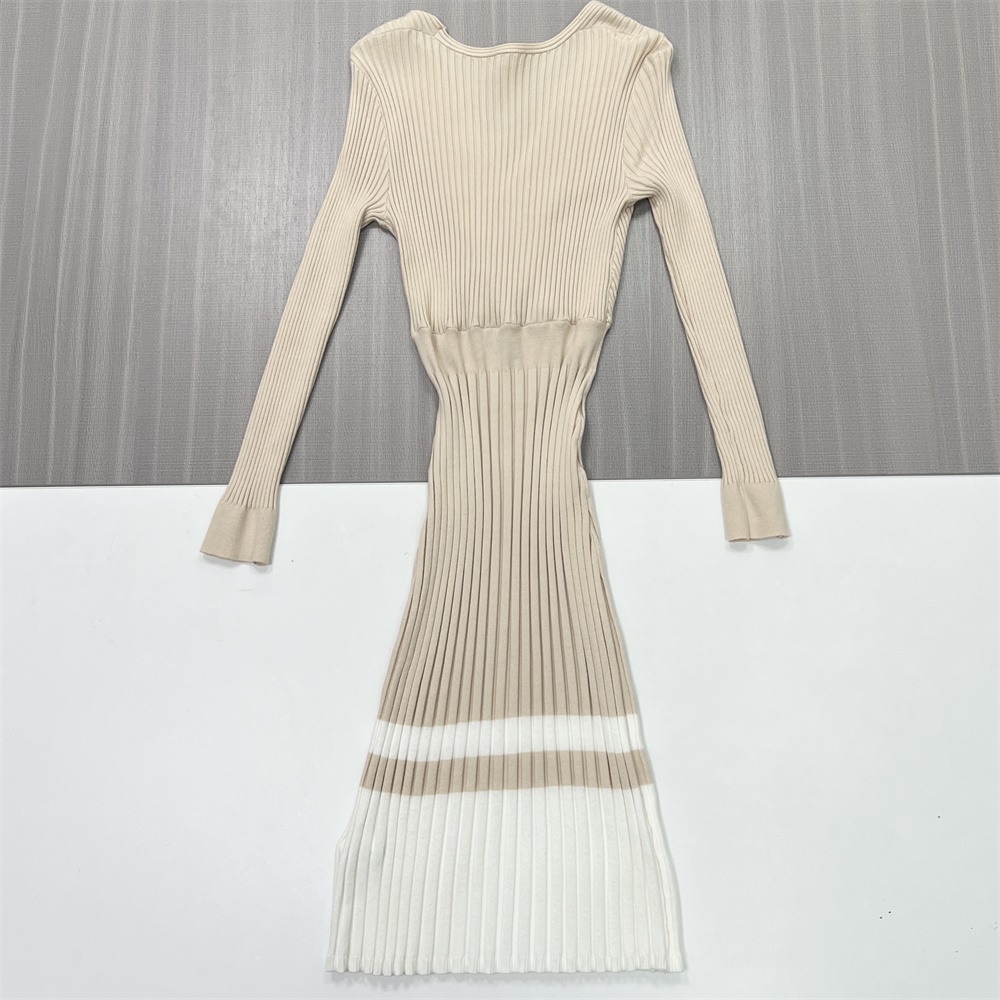 Женское бежевое трикотажное платье в рубчик из цветного блока: V-образный вырез, приталенное миди, современный элегантный дизайн