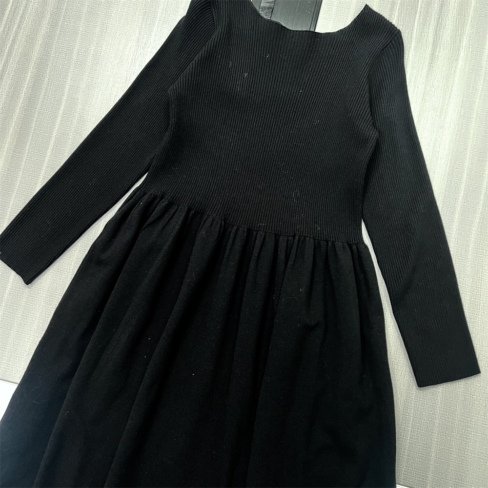 Женское черное двухцветное трикотажное платье макси: Длинный рукав, расклешенная юбка, современный повседневный дизайн