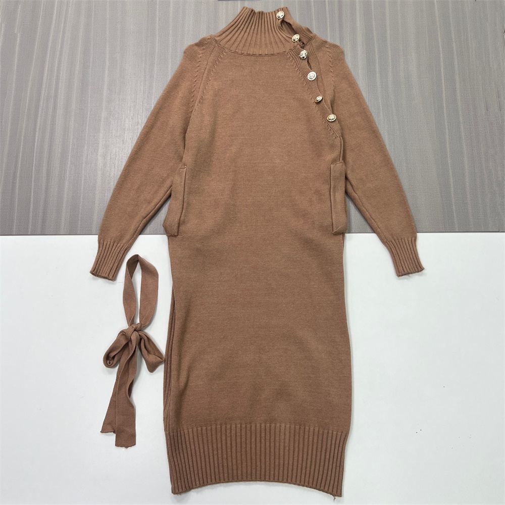 Женское платье миди из верблюжьей вязки: Водолазка, пуговицы, силуэт с поясом