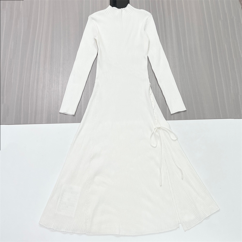 Женское белое макси-платье в рубчик: водолазка, завязывающийся разрез, элегантный дизайн в официально-повседневном стиле