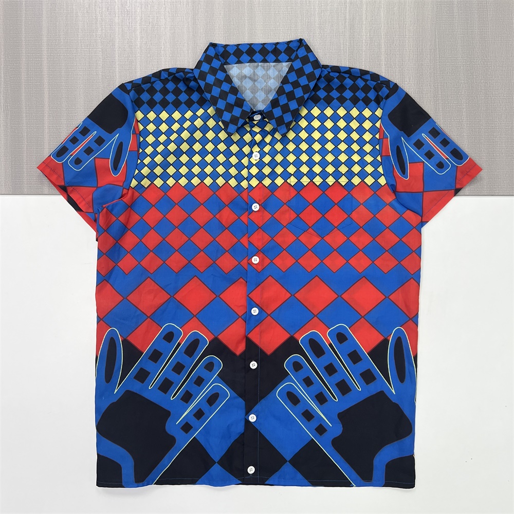 Мужская рубашка с коротким рукавом в смелом графическом стиле: яркий узор, эффектный повседневный дизайн