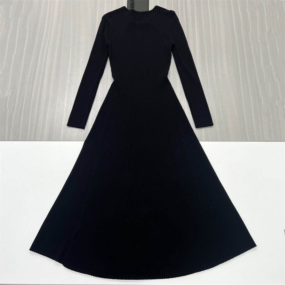Женское черное трикотажное платье миди в рубчик с длинным рукавом, расклешенный силуэт, элегантный повседневный дизайн