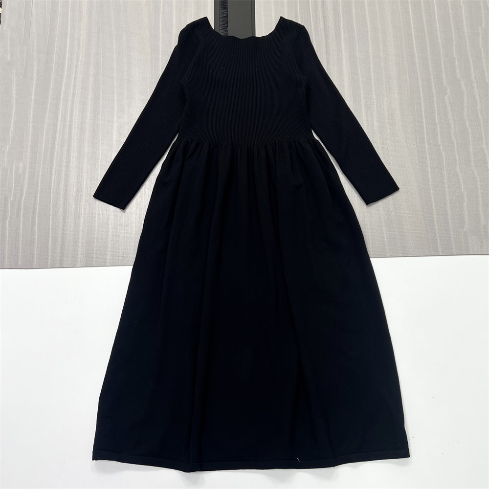 Женское черное двухцветное трикотажное платье макси: Длинный рукав, расклешенная юбка, современный повседневный дизайн