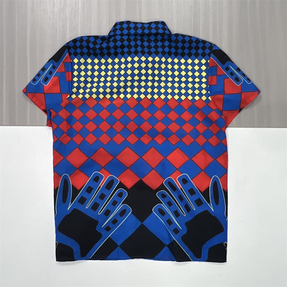 Мужская рубашка с коротким рукавом в смелом графическом стиле: яркий узор, эффектный повседневный дизайн