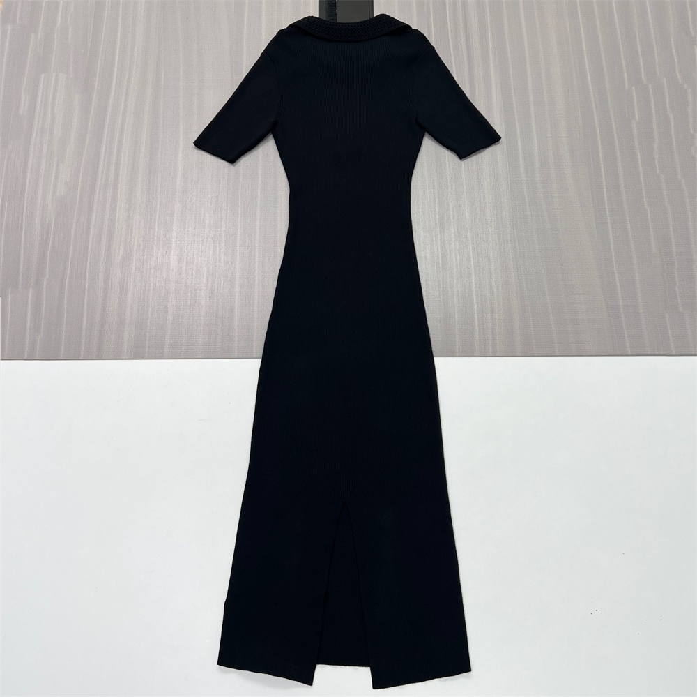 Женское черное макси-платье поло в рубчик с фактурным воротником, приталенный крой, элегантный повседневный дизайн