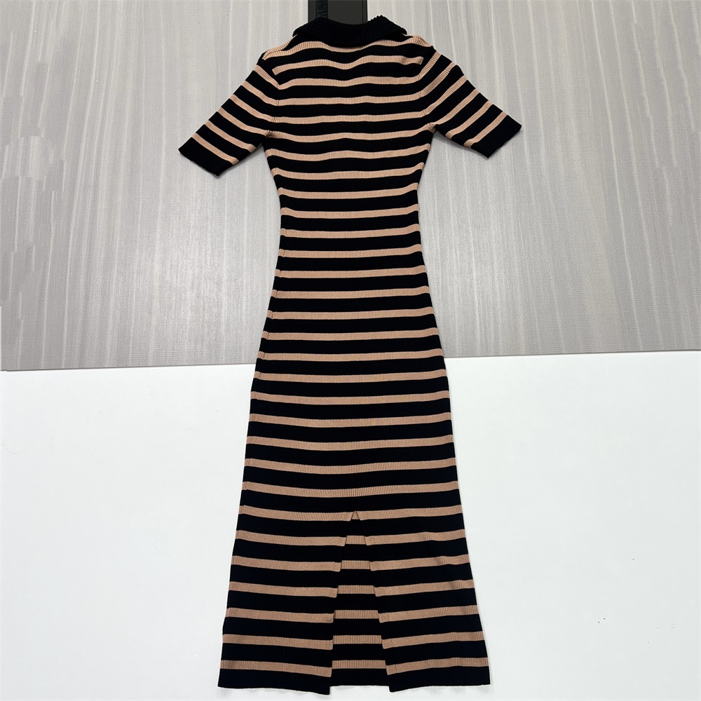 Женское макси-платье поло в черную и верблюжью полоску: приталенное, с коротким рукавом, в стиле ретро-кэжуал