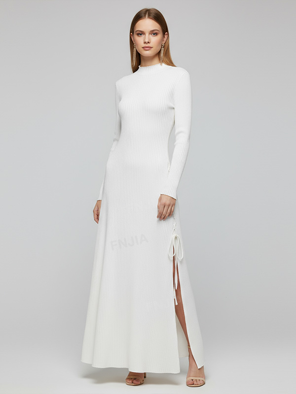 Женское белое макси-платье в рубчик: водолазка, завязывающийся разрез, элегантный дизайн в официально-повседневном стиле