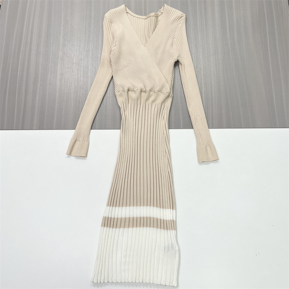 Женское бежевое трикотажное платье в рубчик из цветного блока: V-образный вырез, приталенное миди, современный элегантный дизайн