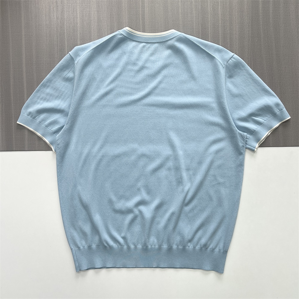 Мужской светло-голубой трикотажный топ с коротким рукавом: Контрастная отделка, мягкая текстура, Повседневный дизайн