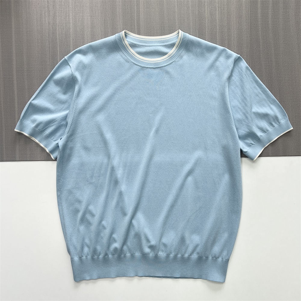 Мужской светло-голубой трикотажный топ с коротким рукавом: Контрастная отделка, мягкая текстура, Повседневный дизайн