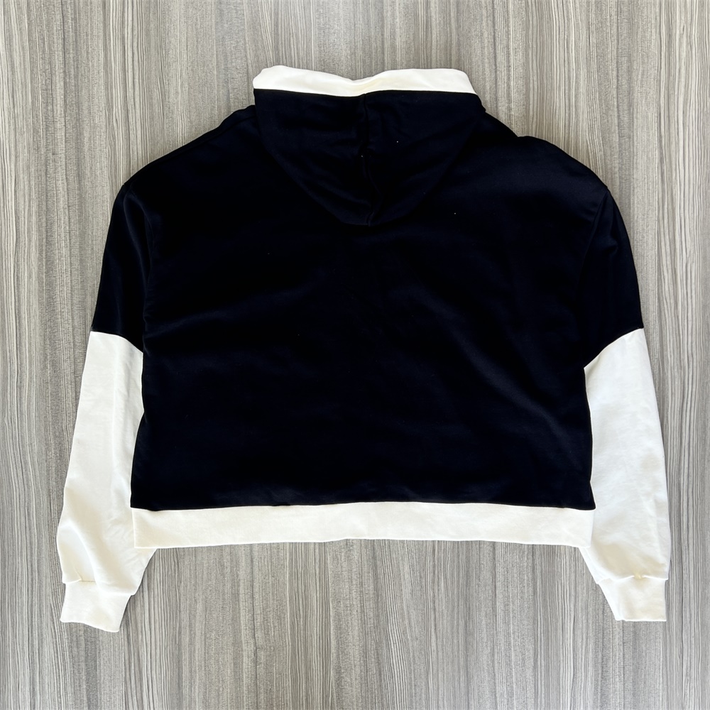 Женская черно-белая толстовка с капюшоном в цветоблок: Укороченный крой, повседневная одежда