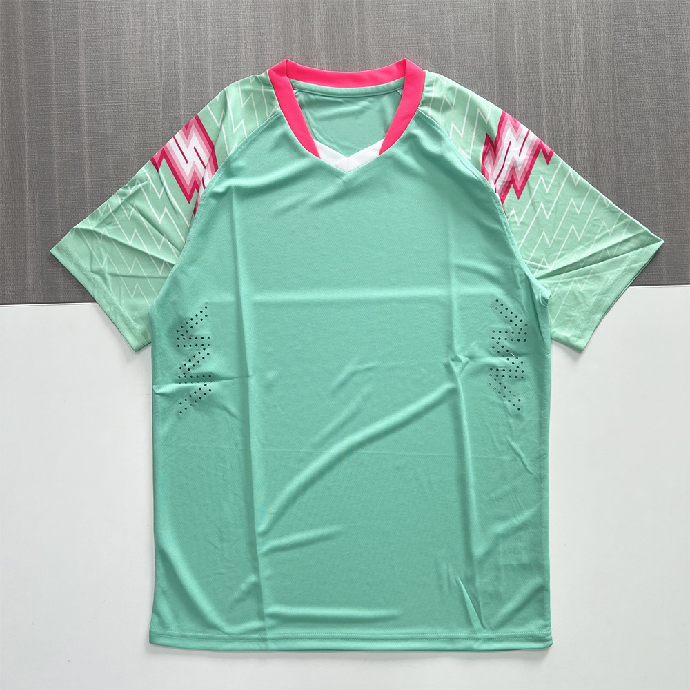 Комплект мужской спортивной формы бирюзово-розового цвета: Майка + шорты с ярким рисунком