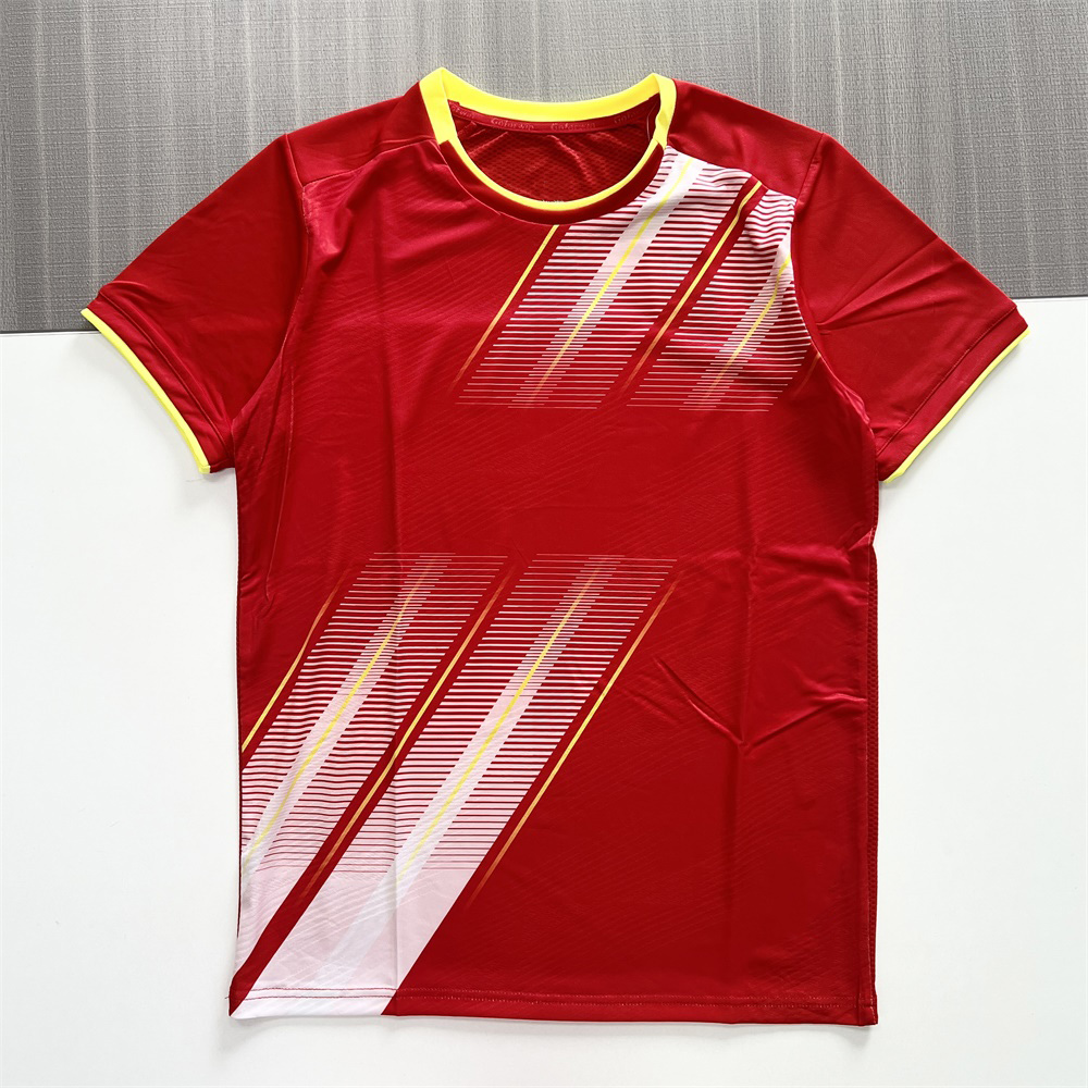 Комплект мужской красной спортивной формы: Майка + шорты с рисунком в полоску