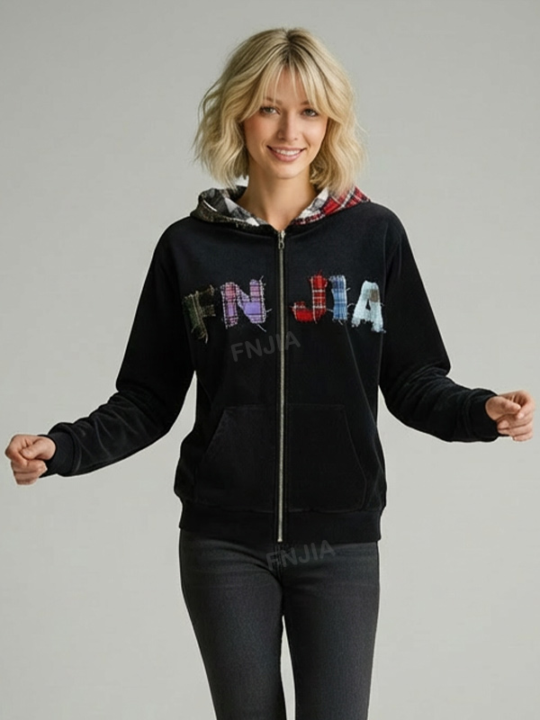 Женская темно-синяя толстовка с капюшоном в стиле пэчворк: детали в клетку, логотип 