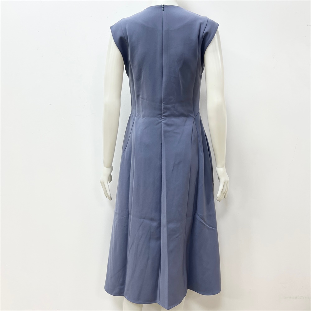 Женское пыльно-голубое платье миди без рукавов расклешенного А-силуэта