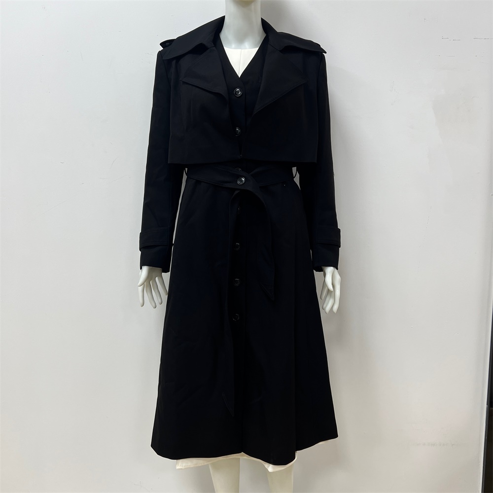 Женский костюм с двумя чёрными костюмами: короткая ветровка и мини-юбка