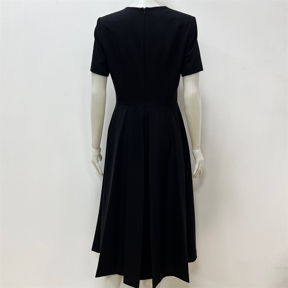 Женское черное платье миди: Украшения в виде стрекоз, расклешенный силуэт